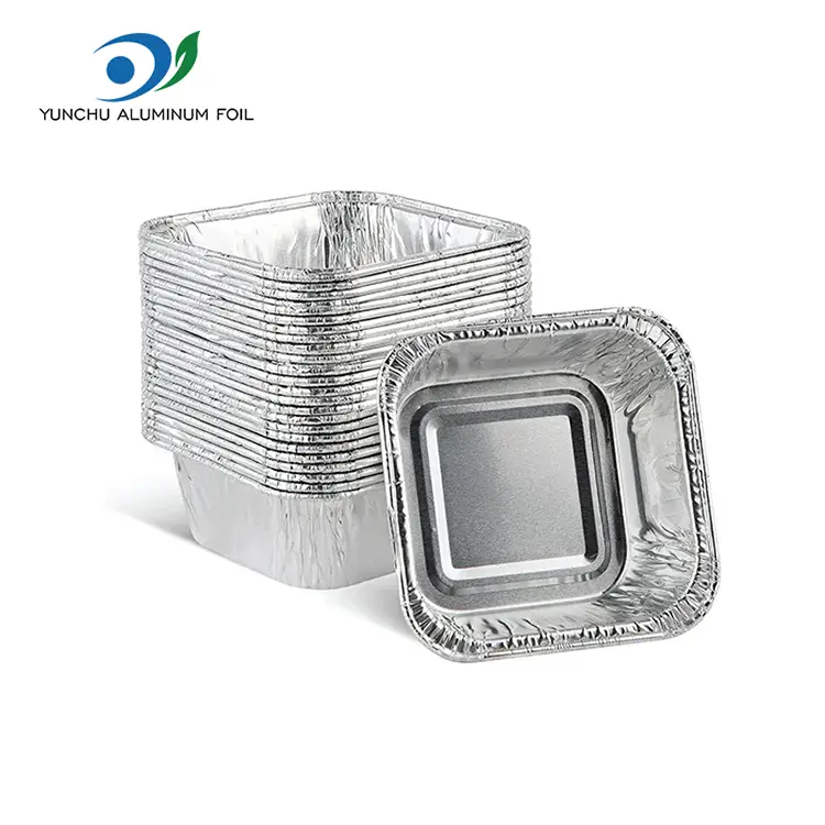 Ruudukas õhu praepann küpsetab hõbedase alumiiniumfooliumi anumaid Ruudukas õhu praepann küpsetab hõbedase alumiiniumfooliumi anumaid