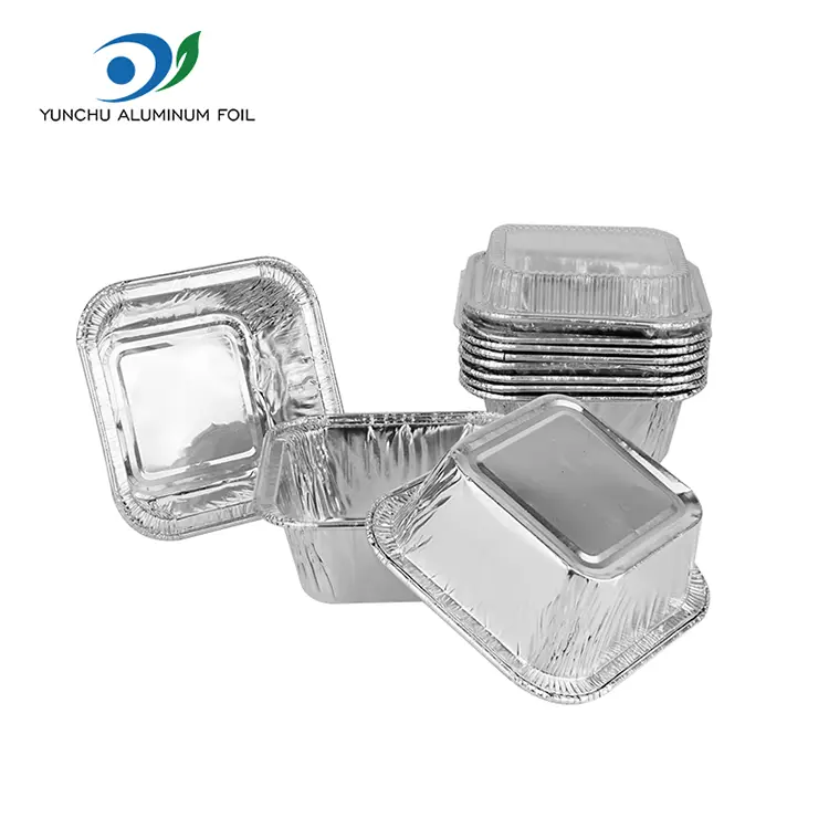 Ruudukas õhu praepann küpsetab hõbedase alumiiniumfooliumi anumaid