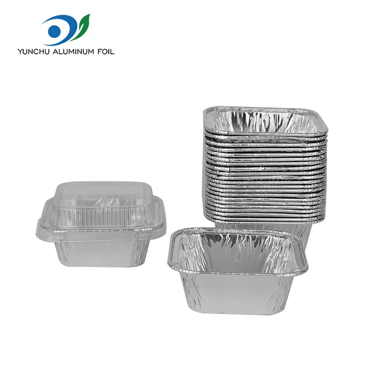 Ruudukas õhu praepann küpsetab hõbedase alumiiniumfooliumi anumaid