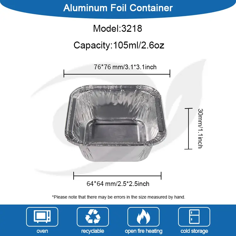 Ruudukas õhu praepann küpsetab hõbedase alumiiniumfooliumi anumaid