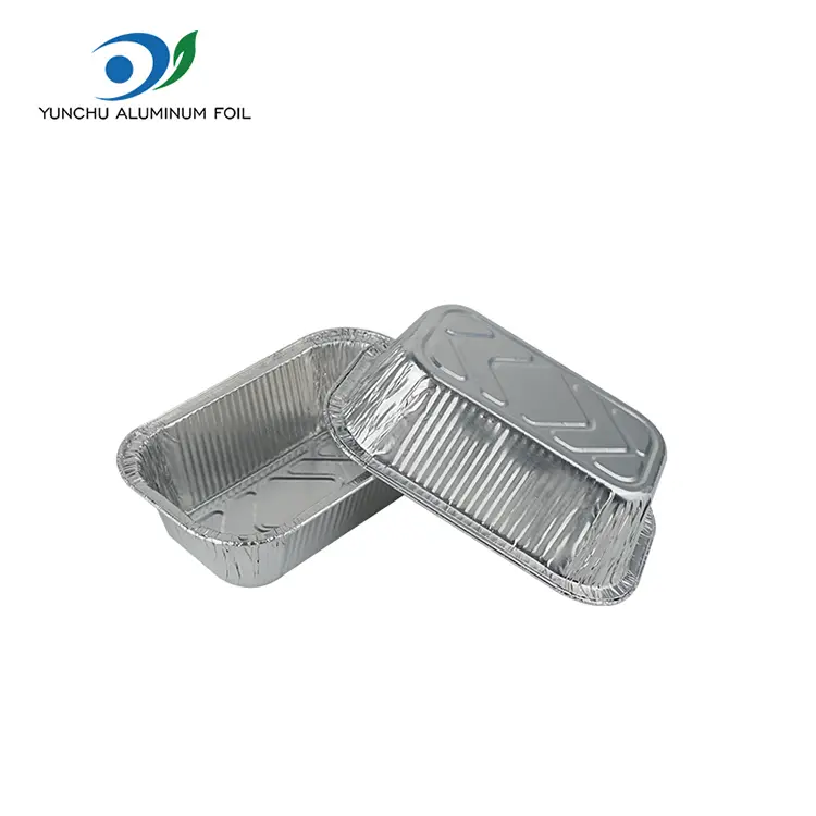 Ruudukas õhu praepann, mis toitlustab hõbedase alumiiniumfooliumi anumaid