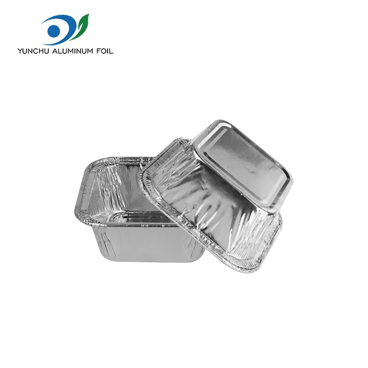 Ruudukas õhu praepann küpsetab hõbedase alumiiniumfooliumi anumaid