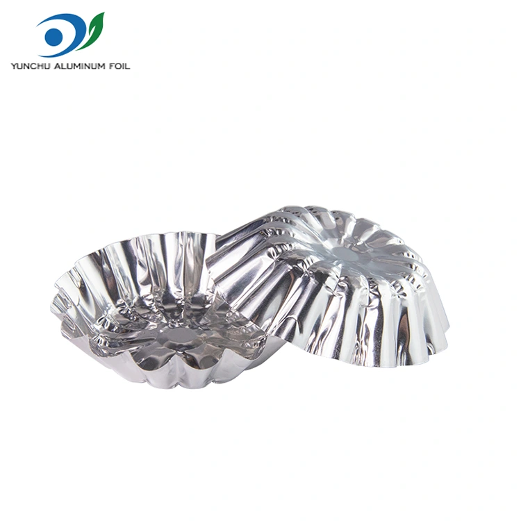 Munakoored küpsetatakse õhufritüüri hõbedase alumiiniumfooliumi toidumahutis Munakoored küpsetatakse õhufritüüri hõbedase alumiiniumfooliumi toidumahutis