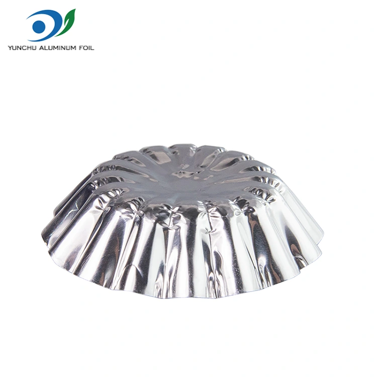 Munakoored küpsetatakse õhufritüüri hõbedase alumiiniumfooliumi toidumahutis