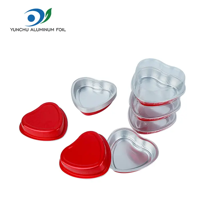 Südamekujuline kook küpsetades sile seina alumiiniumfooliumi anumaid Südamekujuline kook küpsetades sile seina alumiiniumfooliumi anumaid