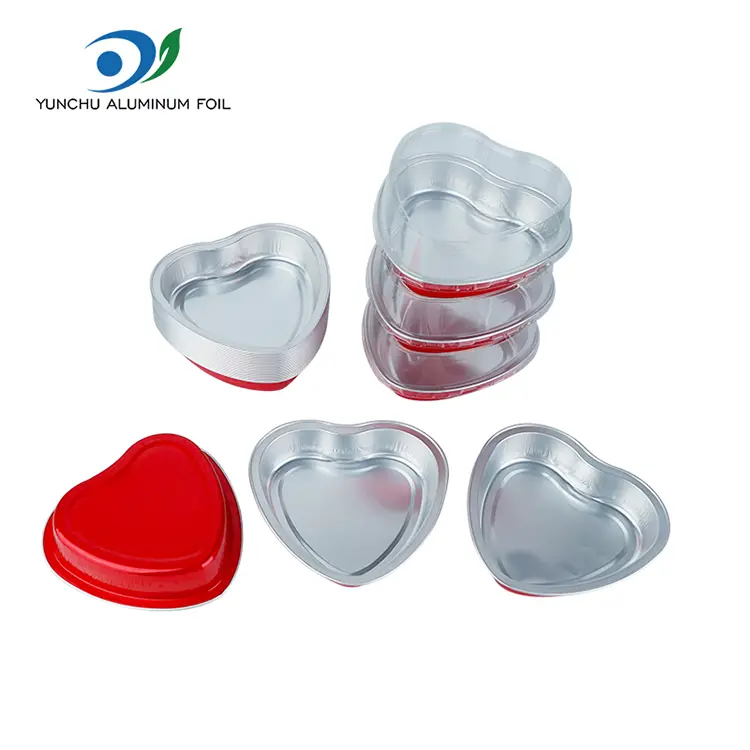 Südamekujuline kook küpsetades sile seina alumiiniumfooliumi anumaid