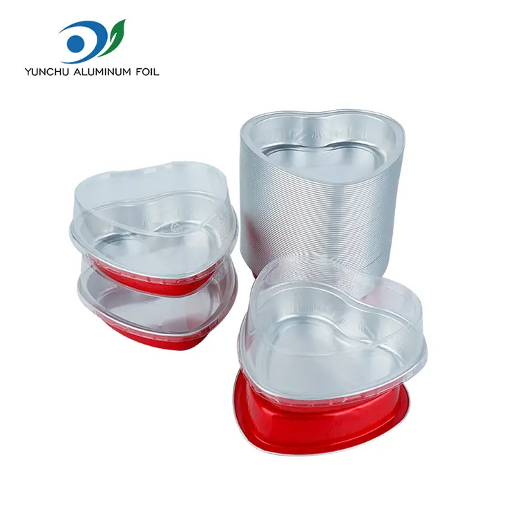 Südamekujuline kook küpsetades sile seina alumiiniumfooliumi anumaid