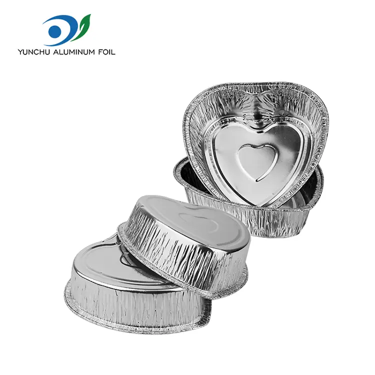 Südamekujuline kaasavõtmise kook hõbedase alumiiniumfooliumi anumad