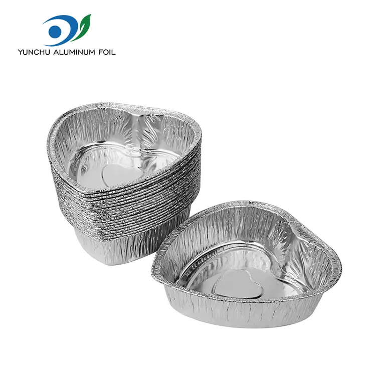 Südamekujuline kaasavõtmise kook hõbedase alumiiniumfooliumi anumad