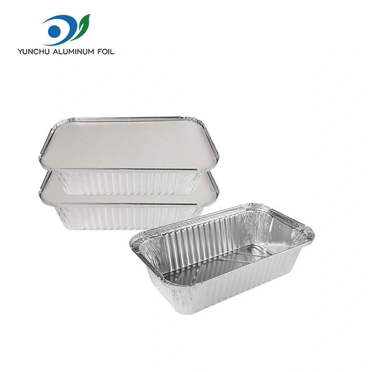 Ristkülikukujuline praepann, mis pakkib hõbedase alumiiniumfooliumi anumaid