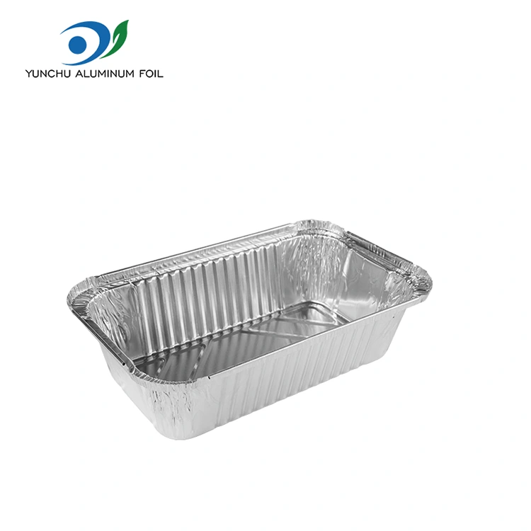 Ristkülikukujuline praepann, mis pakkib hõbedase alumiiniumfooliumi anumaid