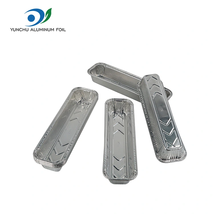 Ristkülikukujuline leivaplaat küpsetades hõbedase alumiiniumfooliumi anumaid