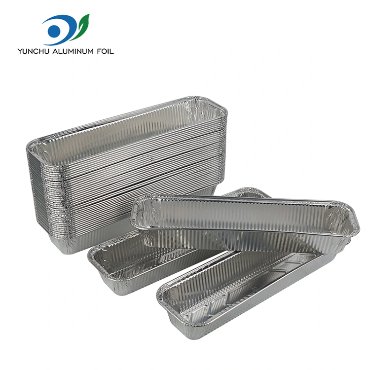 Ristkülikukujuline leivaplaat küpsetades hõbedase alumiiniumfooliumi anumaid