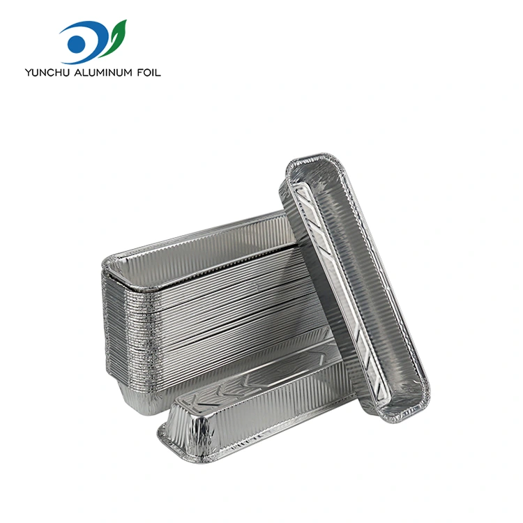 Ristkülikukujuline leivaplaat küpsetades hõbedase alumiiniumfooliumi anumaid