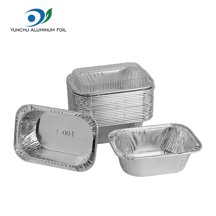 Ristkülikukujuline kook küpsetades hõbedase alumiiniumfooliumi anumaid Ristkülikukujuline kook küpsetades hõbedase alumiiniumfooliumi anumaid