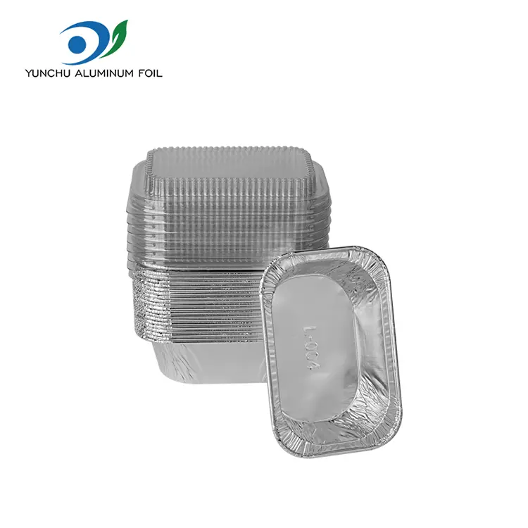 Ristkülikukujuline kook küpsetades hõbedase alumiiniumfooliumi anumaid