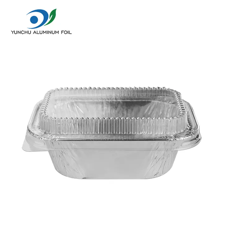 Ristkülikukujuline kook küpsetades hõbedase alumiiniumfooliumi anumaid