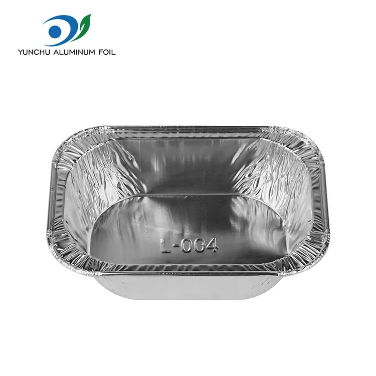 Ristkülikukujuline kook küpsetades hõbedase alumiiniumfooliumi anumaid