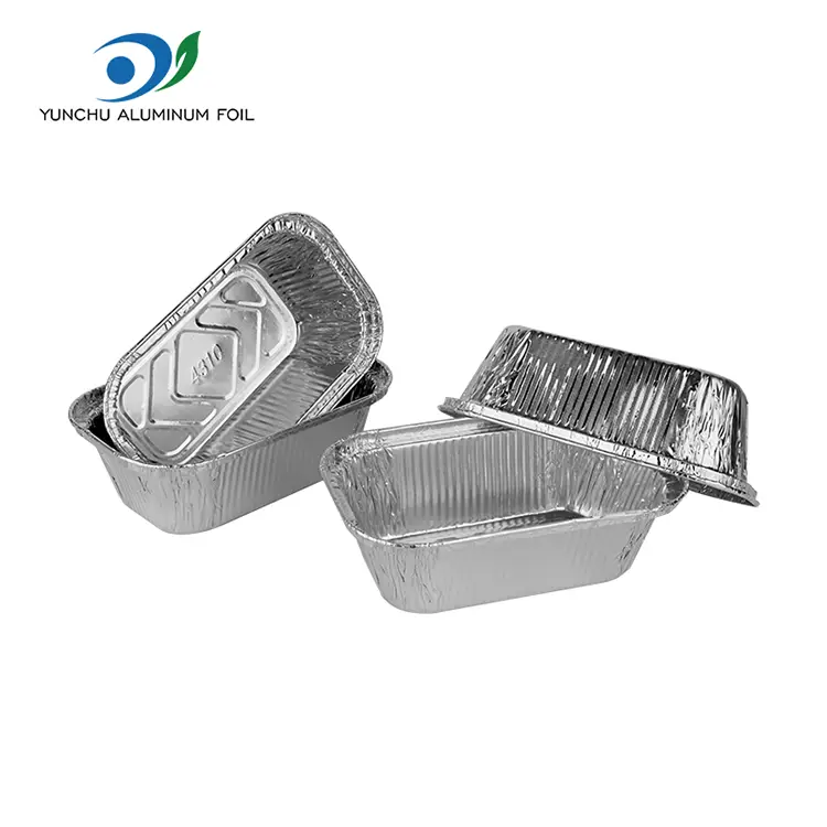 Ruudukujuline kook küpsetades hõbedase alumiiniumfooliumi anumaid Ruudukujuline kook küpsetades hõbedase alumiiniumfooliumi anumaid