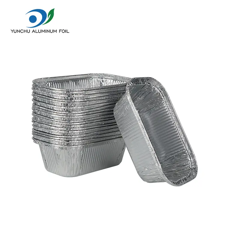 Ruudukujuline kook küpsetades hõbedase alumiiniumfooliumi anumaid