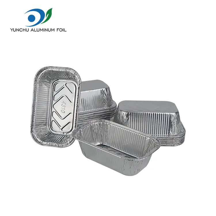 Ruudukujuline kook küpsetades hõbedase alumiiniumfooliumi anumaid