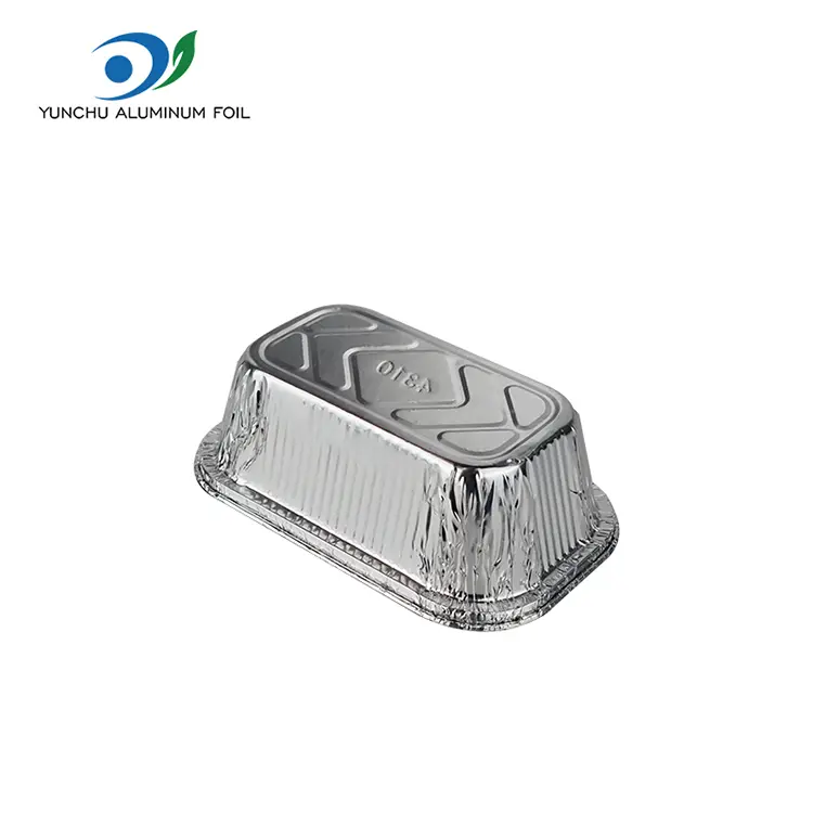 Ruudukujuline kook küpsetades hõbedase alumiiniumfooliumi anumaid